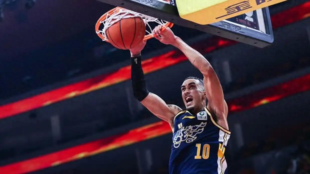 广东大胜辽篮风波发酵，奎因回应挑衅被警告，赵继伟复出进程加快