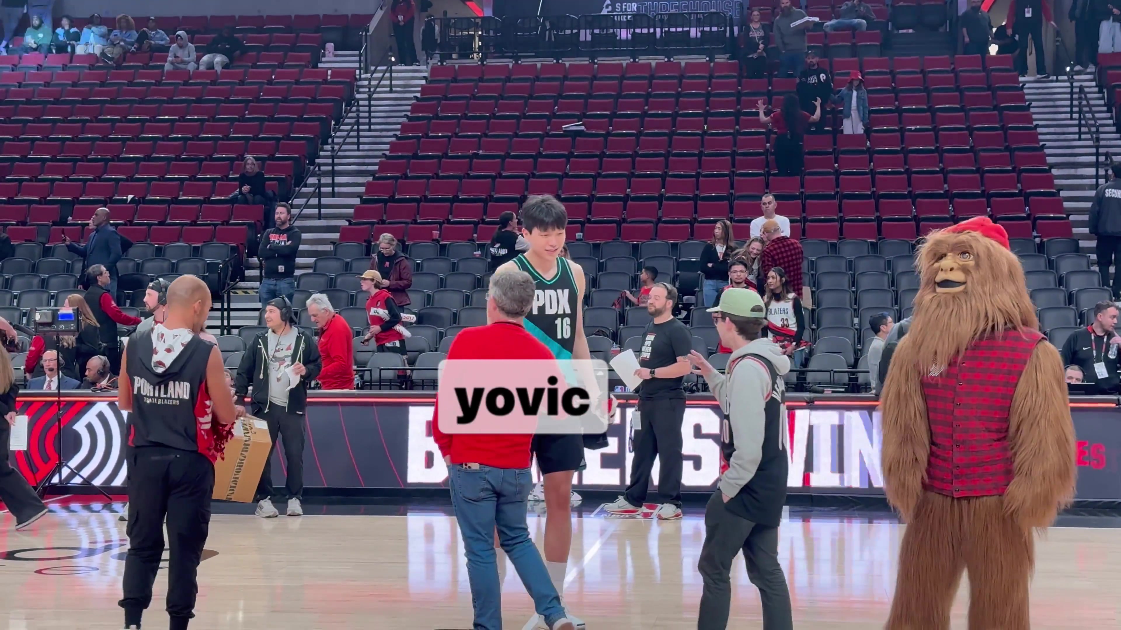 开云官方-常规赛收官!杨瀚森把球衣送给从1971年就开始支持球队的老球迷